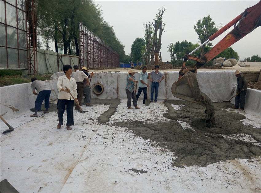 壩坡防滑槽合格鋪設復合土工膜具備的條件