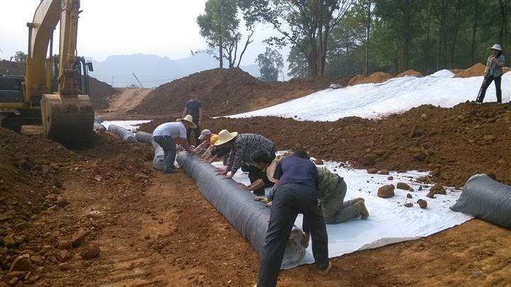 防滲膜可有效避免雨水對(duì)高速公路造成穩(wěn)定性影響