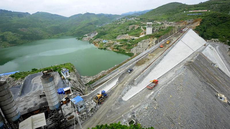 混凝土板和塊石的土工布濾層護坡防護措施