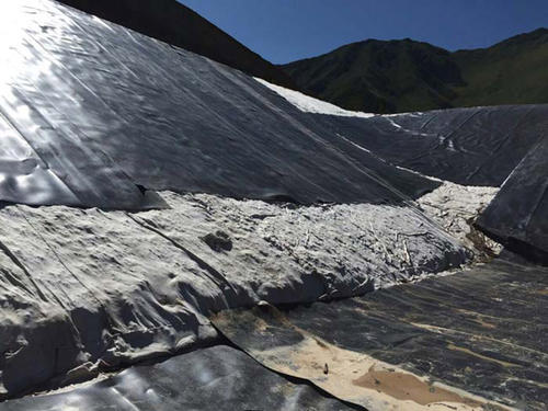 防滲土工膜、膨潤土防水毯搭接寬度符合設(shè)計和規(guī)范要求